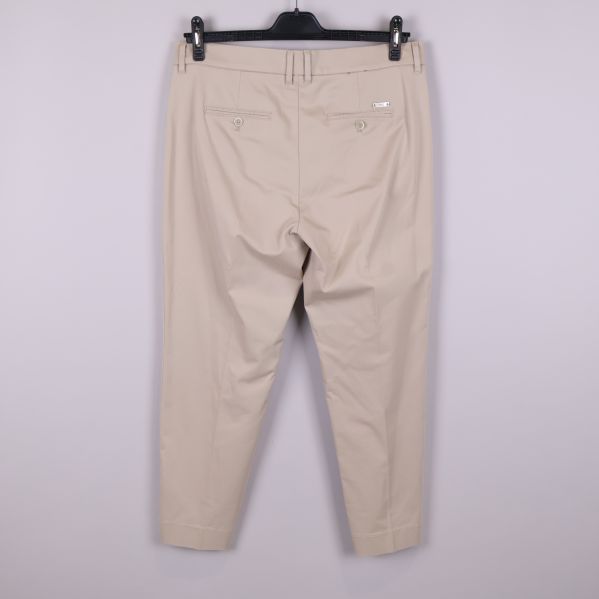 Beiga byxor bakifrån med två fickor och knappdetalj