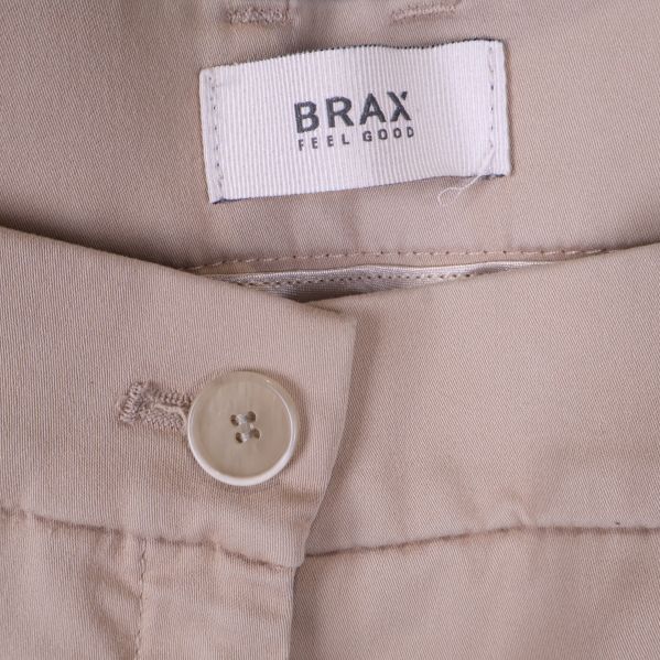 Närbild på BRAX-logotyp på insidan av linningen