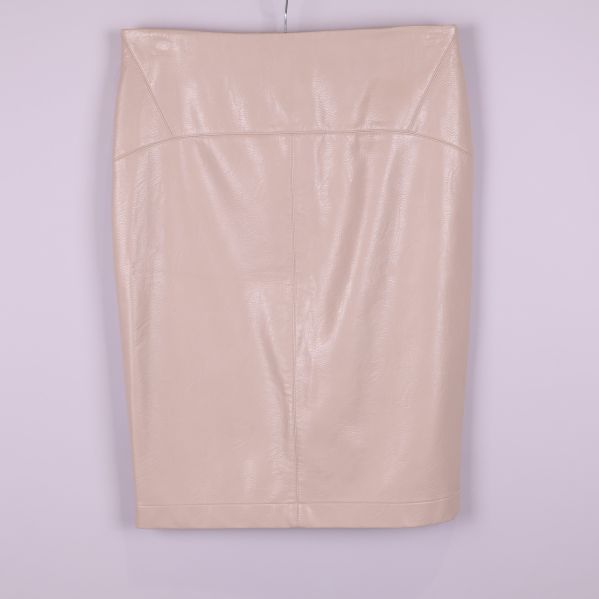 Framsida av ljusbeige pennkjol i skinnlook