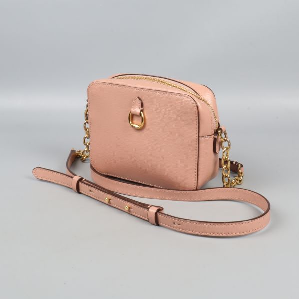 Ljusrosa axelväska med justerbart axelband i vinkel