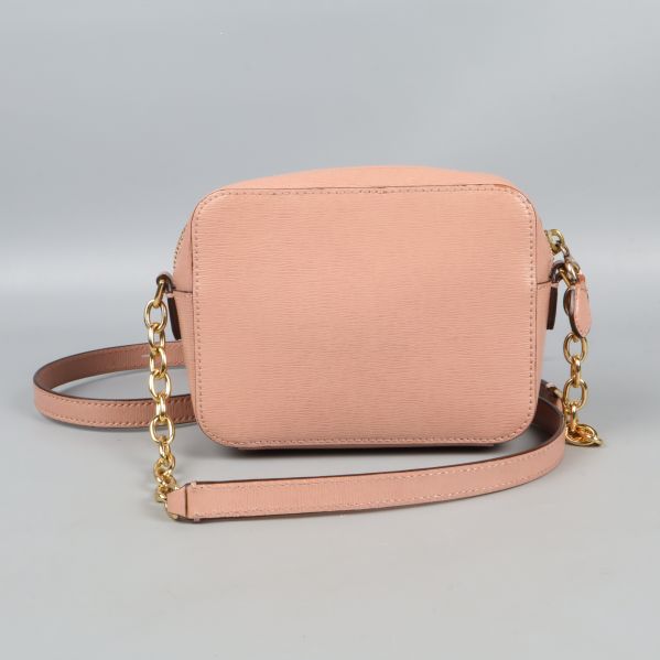 Baksidan av ljusrosa axelväska utan fickor