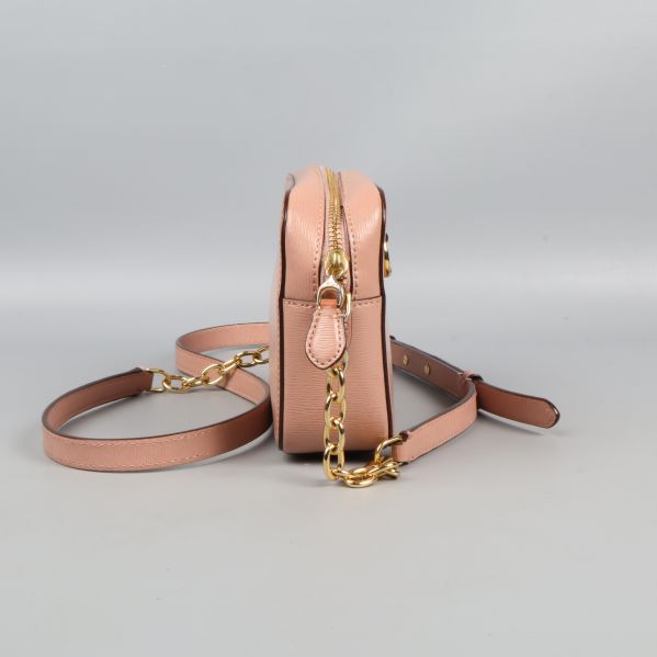 Smal sida av ljusrosa väska och kedja