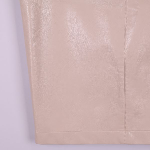 Nedre del av ljusbeige pennkjol i skinnlook