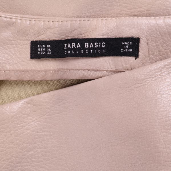 Närbild av etikett Zara Basic Collection