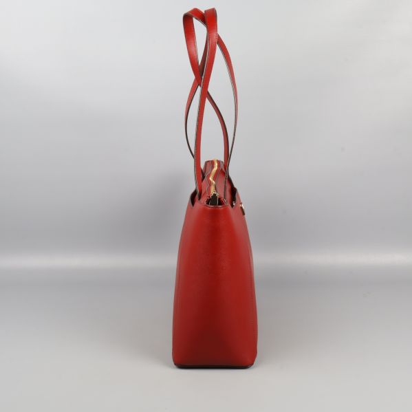 Smal sida av röd axelväska med accentlinjer