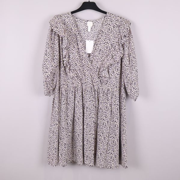 Hel bild på blommig klänning med volang front