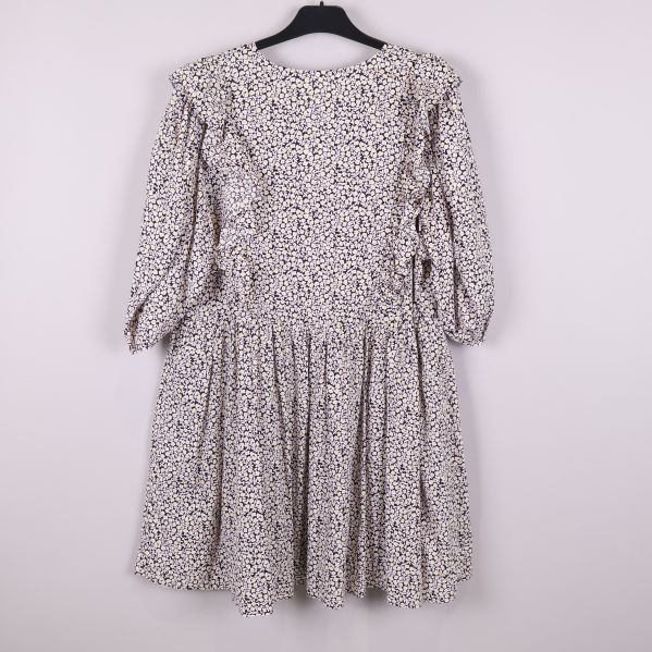 Baksida av blommig klänning med volang