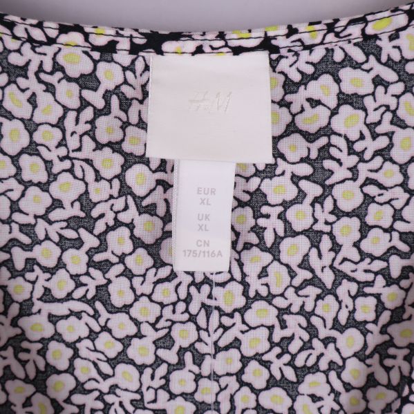 Närbild av H&M-etikett och storlekslapp i nacken