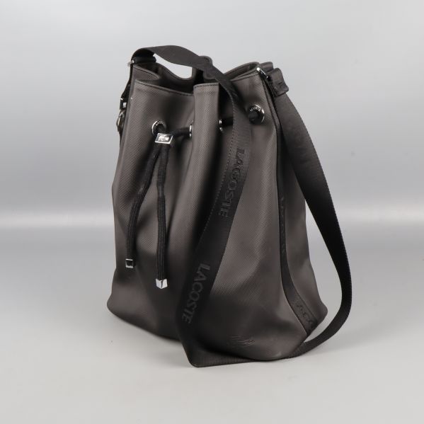 Svart bucketbag med dragskostängning och axelrem