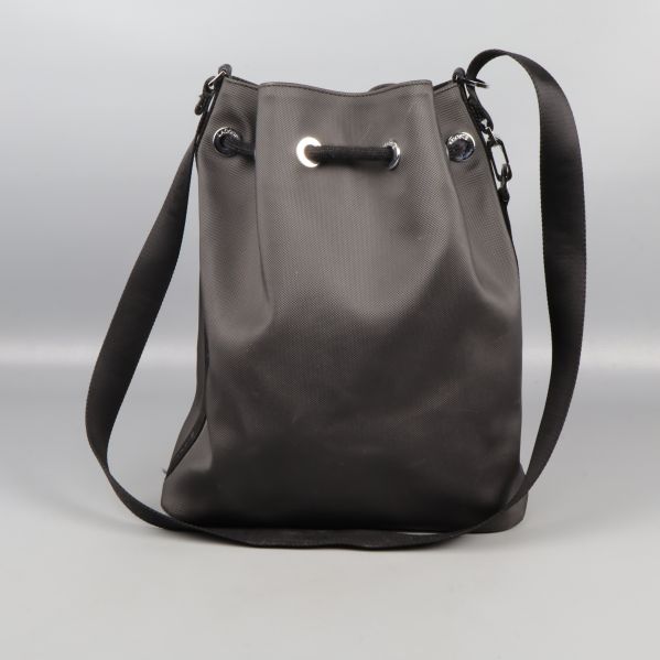 Baksidan av svart bucketbag med axelrem