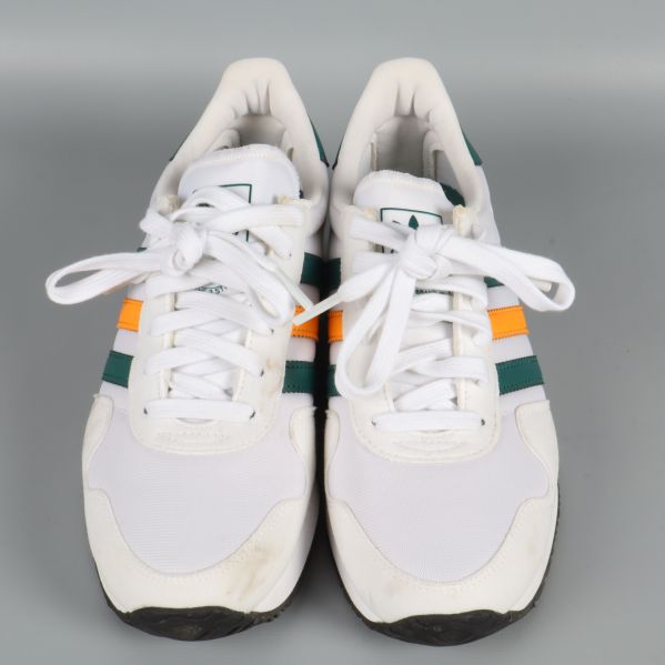 Sneakers framifrån där snörningen och tåpartiet syns tydligt