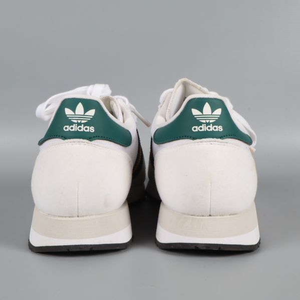 Baksidan på sneakers med adidaslogotyp ovanför hälen