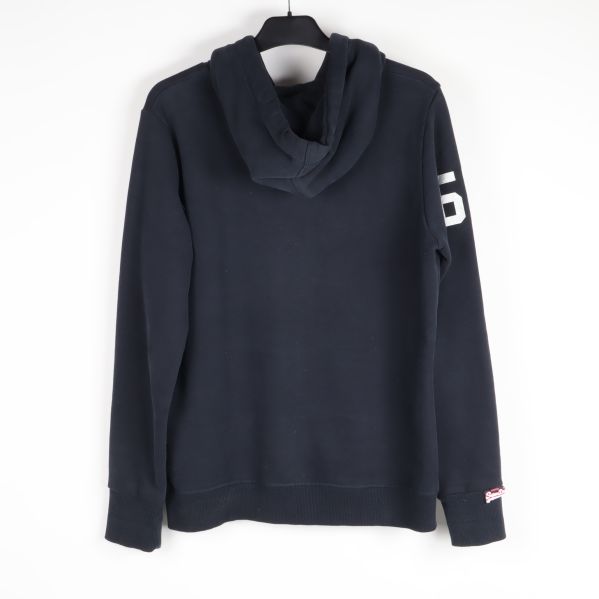 Baksidan av mörk hoodie med huva