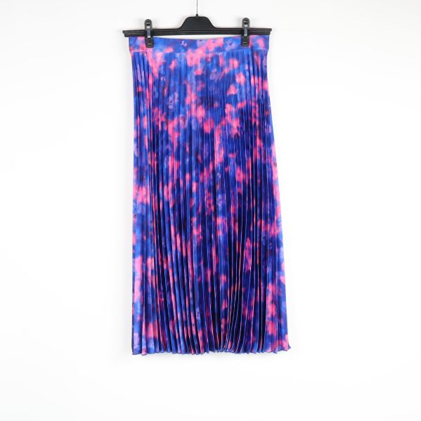 Framsida av plisserad kjol i blått och rosa batikmönster