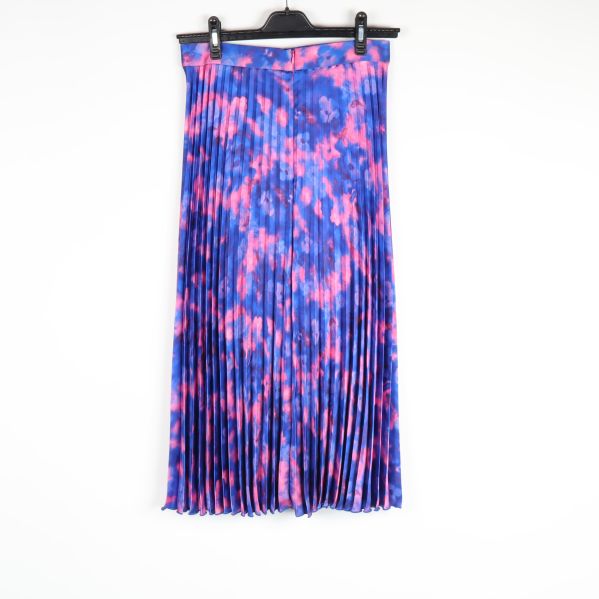 Baksida av plisserad kjol i blått och rosa batikmönster