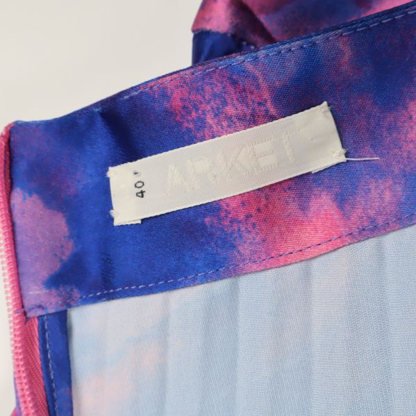 Närbild på etikett med texten ARKET i kjolens linning