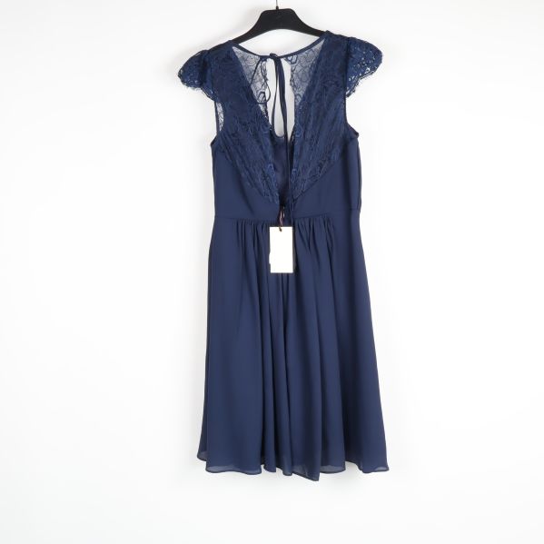 Marinblå klänning med djup rygg och spets bakifrån