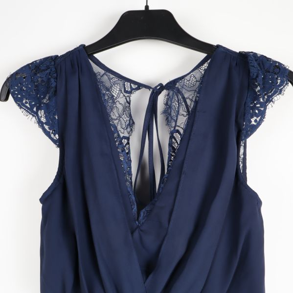 Övre del av klänning med v-ringning och spetsdetalj