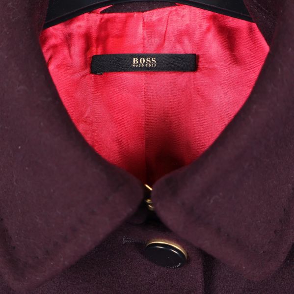 Närbild på krage och rosa foder samt Boss-märke