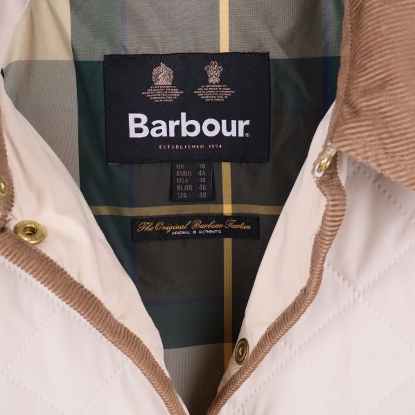 Barbour etikett och rutigt innerfoder på jackans insida