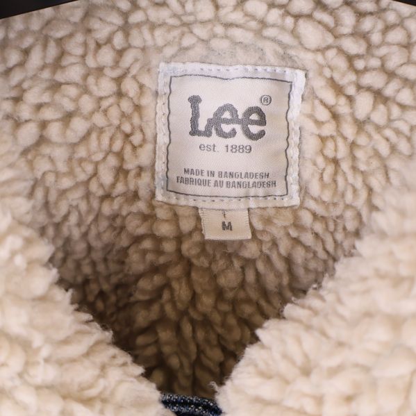 Närbild på Lee-märke och teddyfoder i kragen