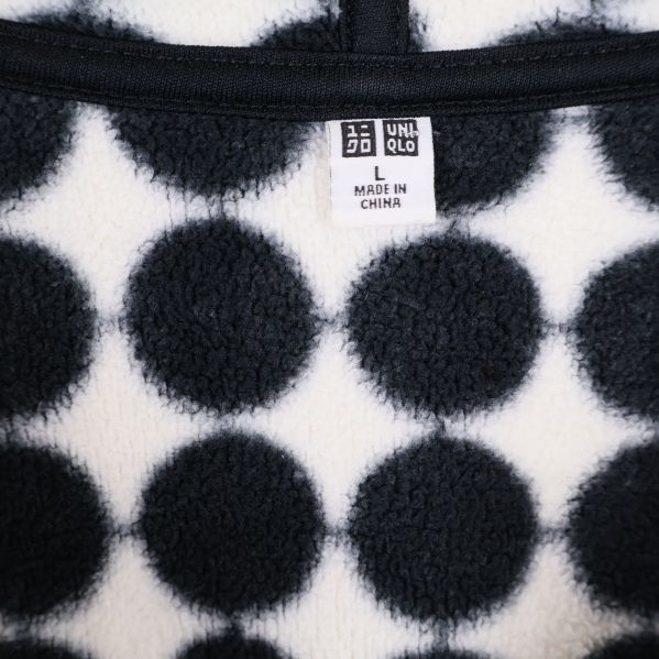 UNIQLO etikett på insidan i nacken av fleecetröjan