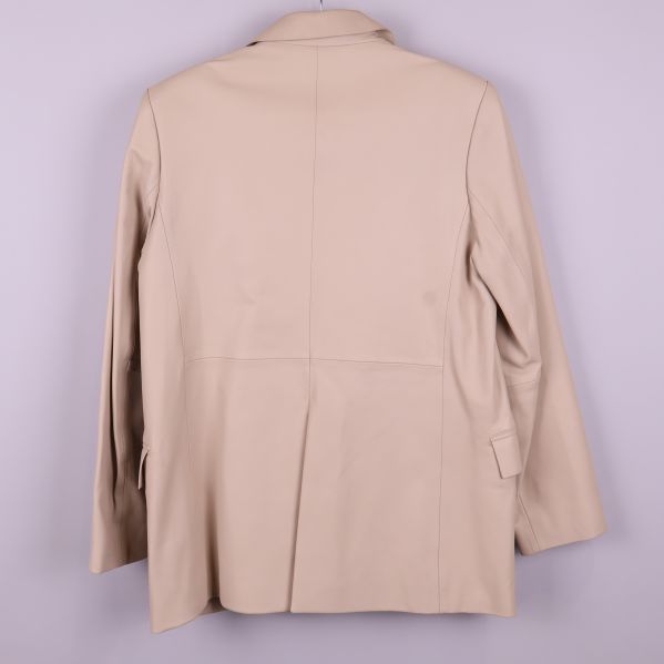 Baksidan av beige skinnkavaj 