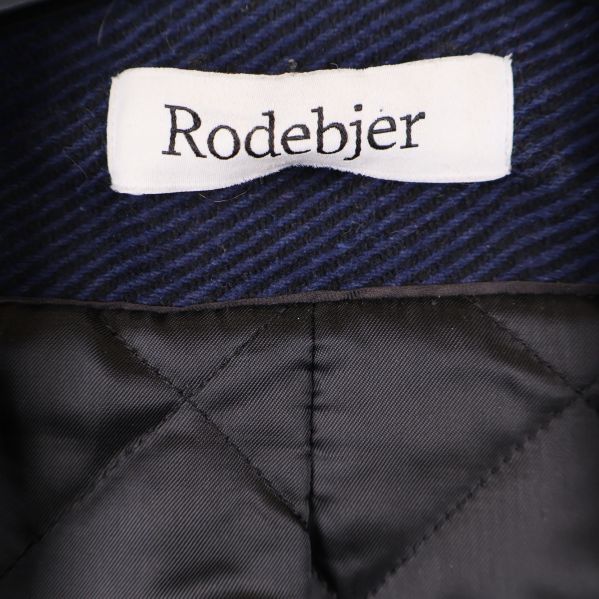 Närbild på Rodebjer-etikett i kappans hals