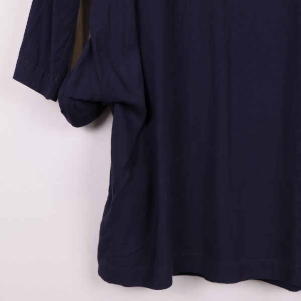 Nedre delen av klänningen med synliga ärmslut