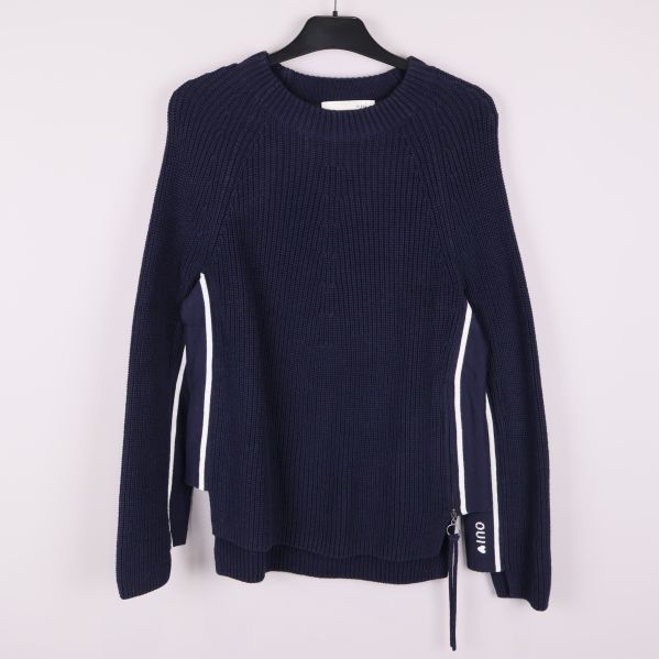 Mörkblå stickad tröja med vita ränder