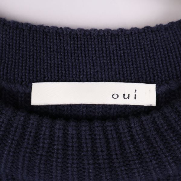 Namn-etikett med märket oui i nacken