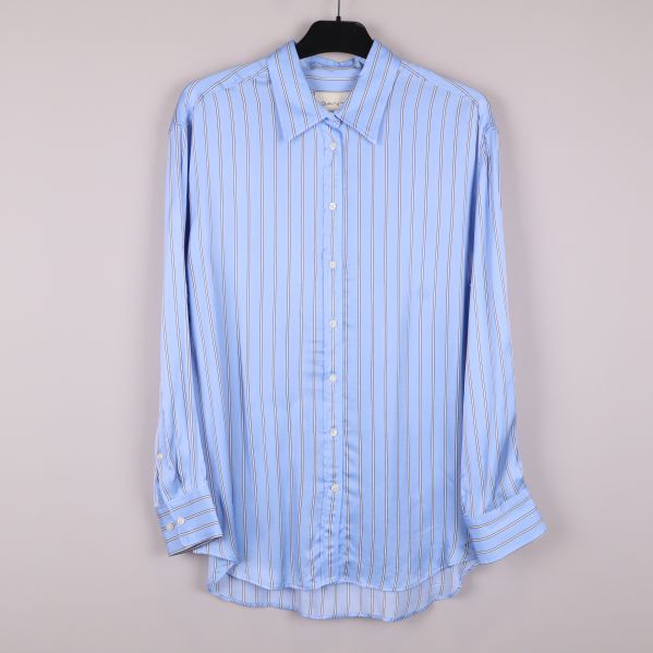 Ljusblå skjorta med vertikala ränder