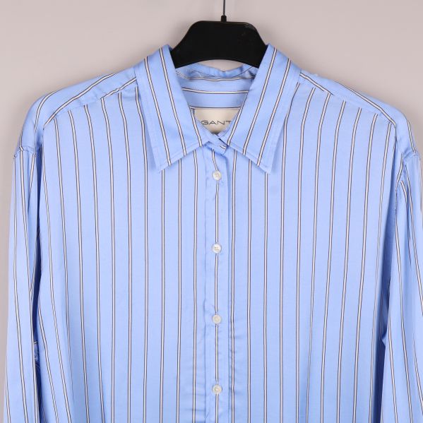 Närbild på krage och bröstparti med ränder