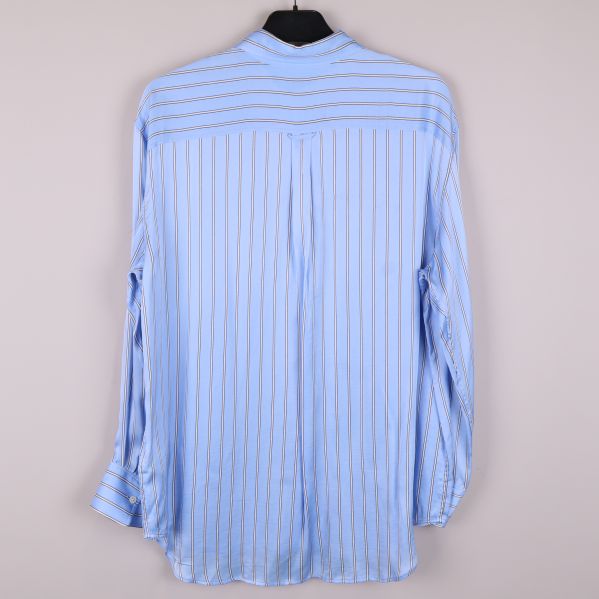 Baksidan av skjortan med vertikala ränder