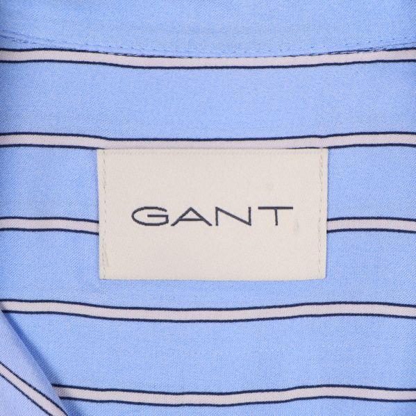 Närbild på GANT-logotypen inuti kragen