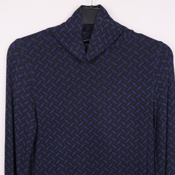 Närbild på kragen och mönstret på tröjan