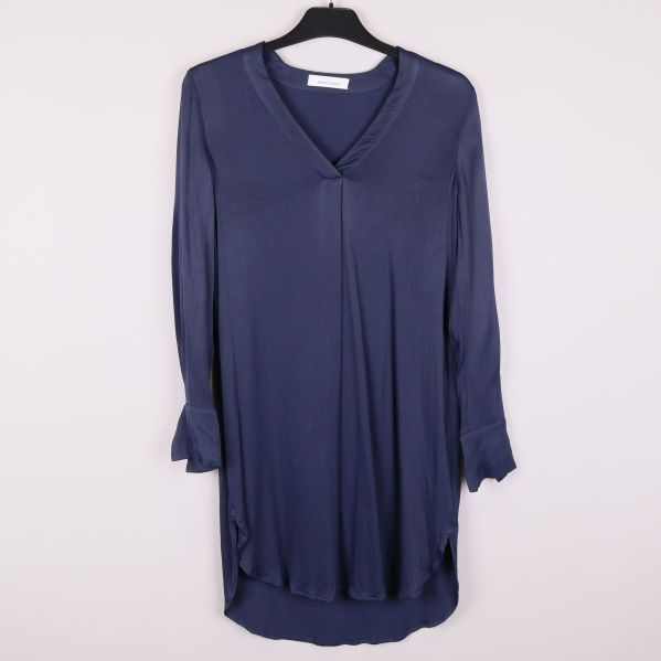 Helblå långärmad klänning med v-ringning