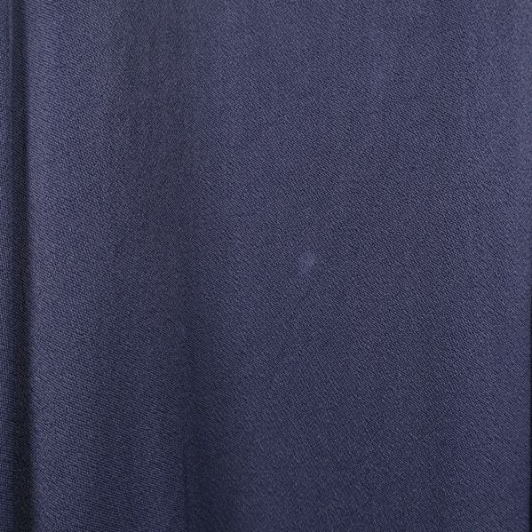 Närbild på vit fläck framtill på blå klänning