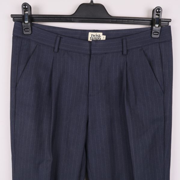 Framsida av mörkblå kritstrecksrandig kostymbyxa