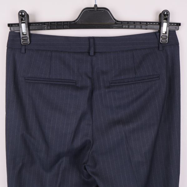 Baksida av kostymbyxa med fickor och detaljer