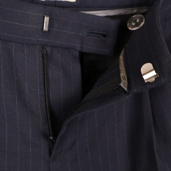 Närbild av midja och dragkedja samt hake i byxan