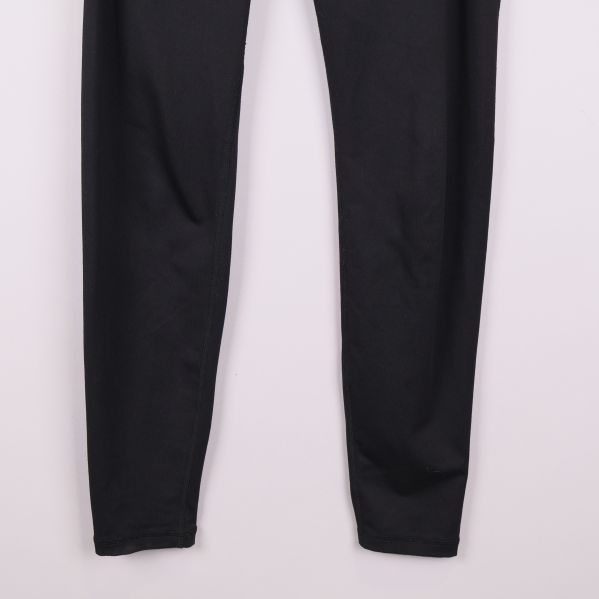 Ben och fotdel på svarta tights