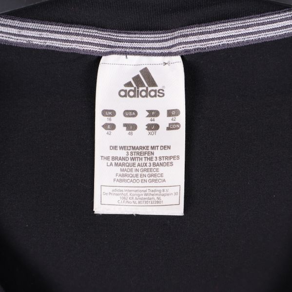 Närbild på storleksetikett från Adidas inuti linnet