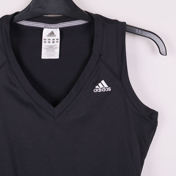 V-ringning och Adidas-logga på svart träningslinne framifrån