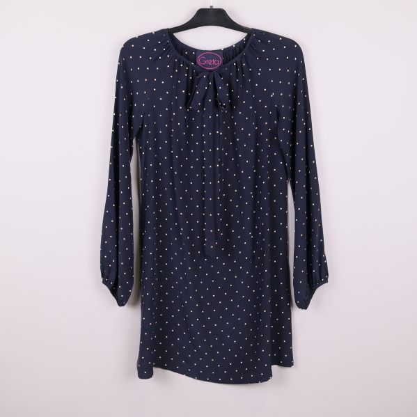 Framsida av prickig klänning