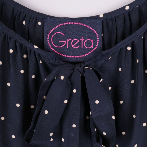 Märkets etikett Greta på klänningen