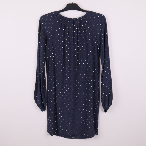 Baksida av prickig klänning 