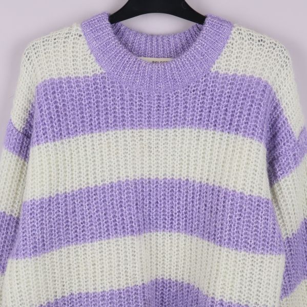Närbild på överdelen av lila och vitrandig stickad tröja