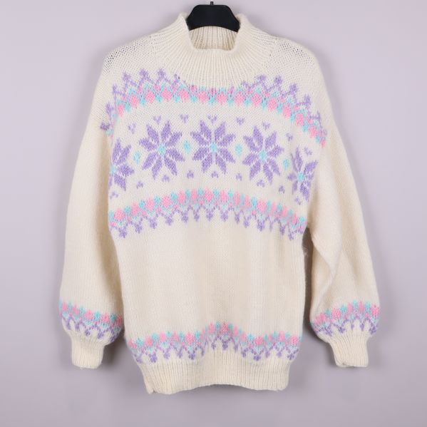Stickad tröja med pastellmönster framifrån
