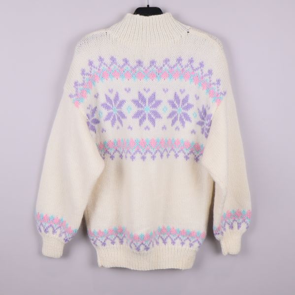 Stickad tröja med pastellmönster bakifrån